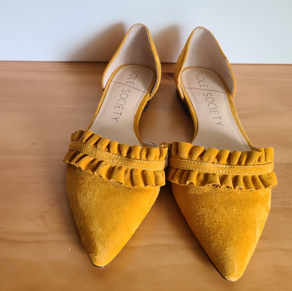 EUC Sole Society Rosalind Ruffle Detail Shoe Mustard Color Sz 9 - Picture 2 of 3